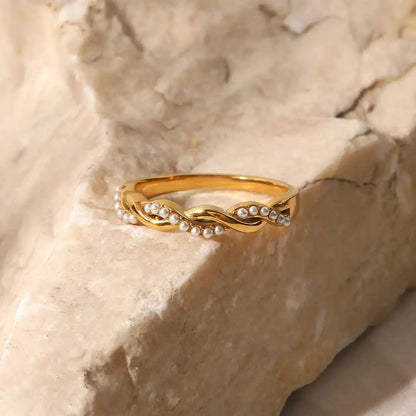 Bague Empilable Dorée Torsadée à Perle