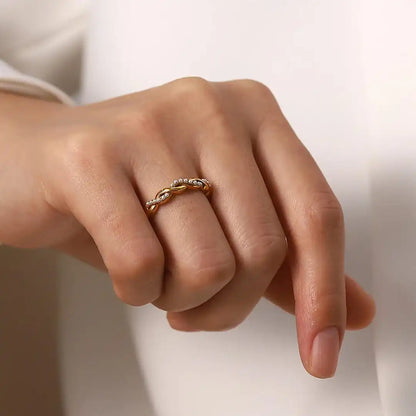 Bague Empilable Dorée Torsadée à Perle