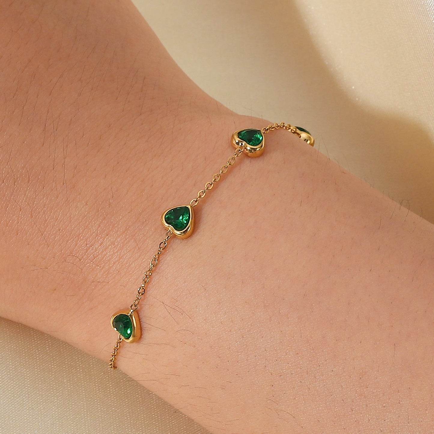Francia™ | Bracelet cœurs verts en acier doré