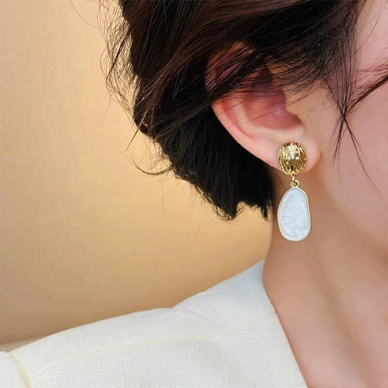 Boucles Ovales™ | Élégance en émail vintage