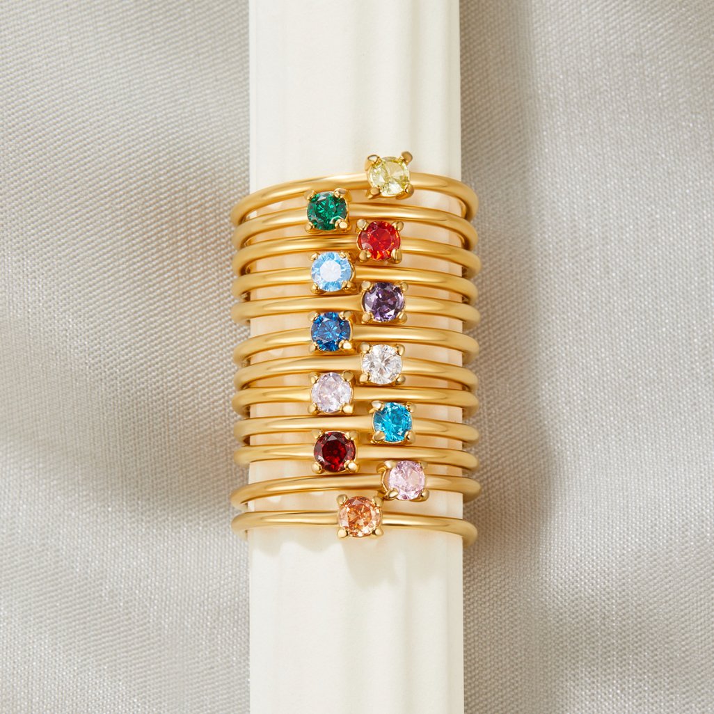 Bagues dorées avec pierres de naissance